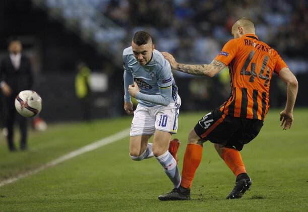 Fußball, EL, Celta de Vigo - Schachtar Donezk Celta de Vigo s Iago Aspas (C) vies for the ball with Rakitskyy Yaroslav of Shakhtar Donetsk during their Euroleague round of 32 first leg match at Balaidos stadium in Vigo, Pontevedra, Spain, 16 February 2017. CELTA DE VIGO VS. SHAKTHAR DONETSK !ACHTUNG: NUR REDAKTIONELLE NUTZUNG!  Copyright: xSalvadorxSasx VIG001 20170216-636228726742808375