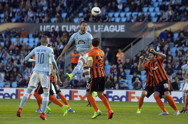 Fußball, EL, Celta de Vigo - Schachtar Donezk Celta de Vigo s Argentinian defender Gustavo Cabral (C, up) goes for a header beofre Shakhtar Donetsk s players during their Euroleague round of 32 first leg match at Balaidos stadium in Vigo, Pontevedra, Spain, 16 February 2017. CELTA DE VIGO VS. SHAKTHAR DONETSK !ACHTUNG: NUR REDAKTIONELLE NUTZUNG!  Copyright: xSalvadorxSasx VIG001 20170216-636228726753260978