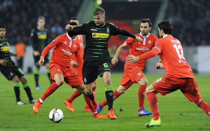 Fussball, UEFA Europe League, Herren, Saison 2016 2017, Borussia Park: Bor. Mönchengladbach (schwarz) - AC Florenz (rot); Christoph Kramer (Gladbach), Davide Astori (Florenz), Aktion.
