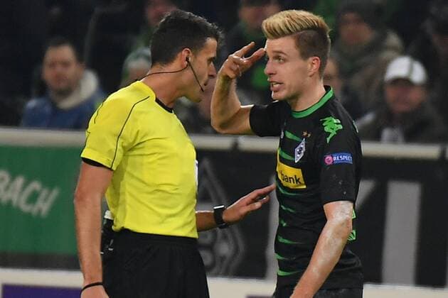 GER, Borussia Mönchengladbach (GER) vs. AC Florenz ( ITA) 16.02.2017, Borussia Park , Moenchengladbach , EL, Sechzehntelfinale, Hinspiel GER, Borussia Mönchengladbach (GER) vs. AC Florenz ( ITA) im Bild: Patrick Herrmann (Gladbach 7), ist mit einer Entscheidung nicht einverstanden und diskutiert hitzig it Jesus Gil Manzano (ESP) (Schiedsrichter, referee, unpateiischer,) Foto © nordphoto Meuter nordphotox xMeuter