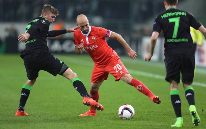 Gladbach, Germany 16.02.2017, Europa League, round of 32, 1st leg, Borussia Moenchengladbach - ACF Fiorentina, Zweikampf Christoph Kramer (Moenchengladbach, L) gegen Borja Valero (ACF). ( DeFodi512