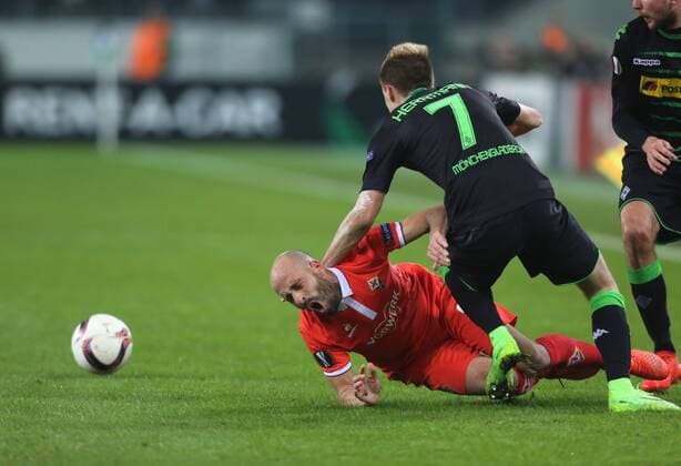 Gladbach, Germany 16.02.2017, Europa League, round of 32, 1st leg, Borussia Moenchengladbach - ACF Fiorentina, Zweikampf Borja Valero (ACF, L) gegen Djibril Sow (Moenchengladbach). ( DeFodi512