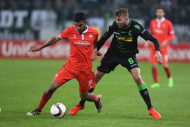 Gladbach, Germany 16.02.2017, Europa League, round of 32, 1st leg, Borussia Moenchengladbach - ACF Fiorentina, Zweikampf Maximiliano Olivera (ACF, L) gegen Christoph Kramer (Moenchengladbach). ( DeFodi512