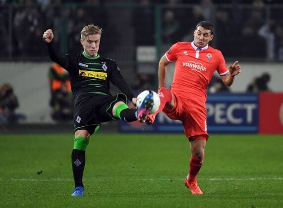 16.02.2017, xjhx, Fussball Europa League, Borussia Moenchengladbach - AC Florenz, emspor, v.l. Oscar Wendt (Borussia Mönchengladbach), Sebastian Cristoforo (AC Florenz) Moenchengladbach