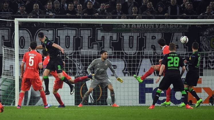 16.02.2017, xjhx, Fussball Europa League, Borussia Moenchengladbach - AC Florenz, emspor, v.l. Josip Drmic (Borussia Mönchengladbach) vergibt torchance Moenchengladbach