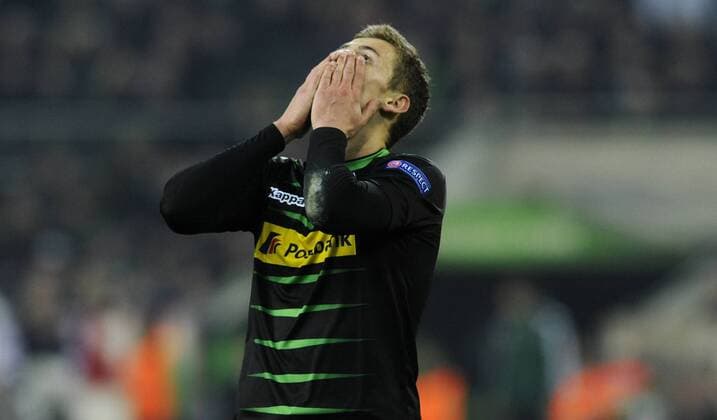 Fussball, UEFA Europe League, Herren, Saison 2016 2017, Borussia Park: Bor. Mönchengladbach (schwarz) - AC Florenz (rot); Thorgan Hazard (Gladbach) enttäuscht. Enttäuschung, Frust, Aktion, Einzelbild.