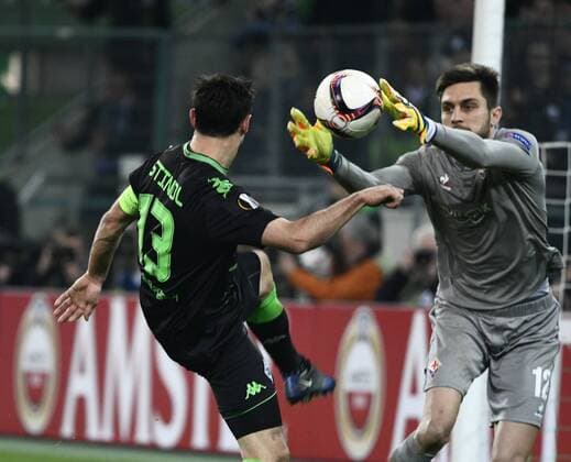 Borussia-Park Mönchengladbach 16.2.2017 Europa League 2016 17 Zwischenrunde, Hinspiel, Borussia Mönchengladbach (Moenchengladbach, Gladbach) vs. AC Florenz --- Lars Stindl (MGLB) scheitert an Ciprian Tatarusano (Florenz)