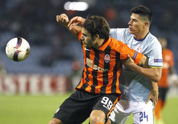 Fußball, EL, Celta de Vigo - Schachtar Donezk Celta de Vigo s Argentinian defender Facundo Roncaglia (R) vies for the ball with Argentinian striker of Shakthar Donetsk Gustavo Blanco during their Euroleague round of 32 first leg match at Balaidos stadium in Vigo, Pontevedra, Spain, 16 February 2017. CELTA DE VIGO VS. SHAKTHAR DONETSK !ACHTUNG: NUR REDAKTIONELLE NUTZUNG!  Copyright: xSalvadorxSasx VIG001 20170216-636228748424528216