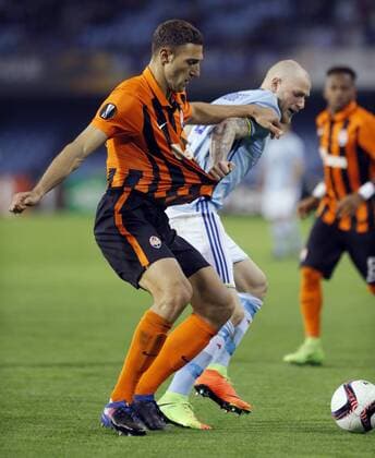 Fußball, EL, Celta de Vigo - Schachtar Donezk Celta de Vigo s Swedish striker John Guidetti (R) vies for the ball with defender Ivan Ordets of Shakhtar Donetsk during their Euroleague round of 32 first leg match at Balaidos stadium in Vigo, Pontevedra, Spain, 16 February 2017. CELTA DE VIGO VS. SHAKTHAR DONETSK !ACHTUNG: NUR REDAKTIONELLE NUTZUNG!  Copyright: xLavandeiraxjrx VIG001 20170216-636228749074259886