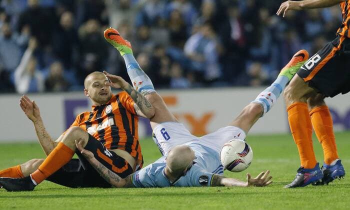 Fußball, EL, Celta de Vigo - Schachtar Donezk Celta de Vigo s Swedish striker John Guidetti (C) vies for the ball with Ukranian defender Rakitskyy Yaroslav of Shakhtar Donetsk during their Euroleague round of 32 first leg match at Balaidos stadium in Vigo, Pontevedra, Spain, 16 February 2017. CELTA DE VIGO VS. SHAKTHAR DONETSK !ACHTUNG: NUR REDAKTIONELLE NUTZUNG!  Copyright: xLavandeiraxjrx VIG001 20170216-636228749122307270