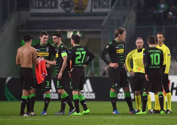16.02.2017, xjhx, Fussball Europa League, Borussia Moenchengladbach - AC Florenz, emspor, v.l. Lars Stindl (Borussia Mönchengladbach) und Team enttaeuscht, enttaeuscht schauend, dissapointed Moenchengladbach