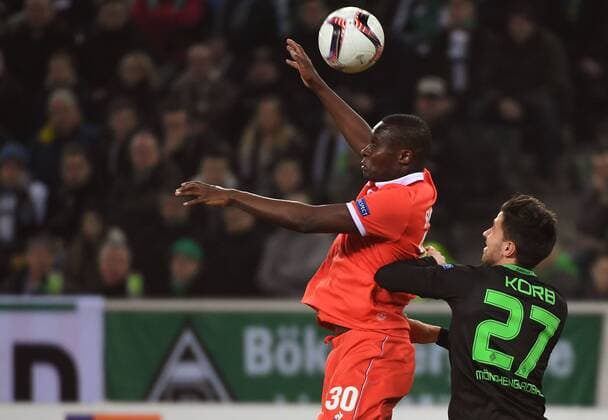16.02.2017, xjhx, Fussball Europa League, Borussia Moenchengladbach - AC Florenz, emspor, v.l. Khouma Babacar (AC Florenz), Julian Korb (Borussia Mönchengladbach) Moenchengladbach