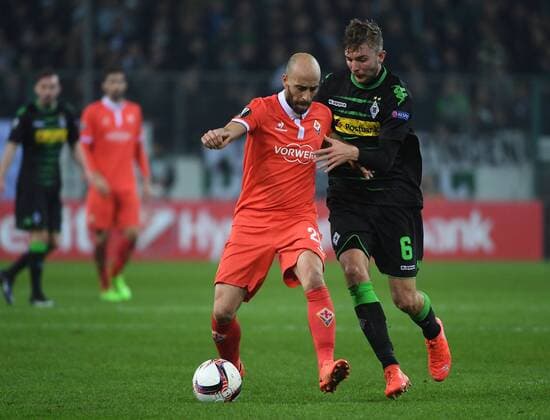 16.02.2017, xjhx, Fussball Europa League, Borussia Moenchengladbach - AC Florenz, emspor, v.l. Borja Valero (AC Florenz), Christoph Kramer (Borussia Mönchengladbach) Moenchengladbach