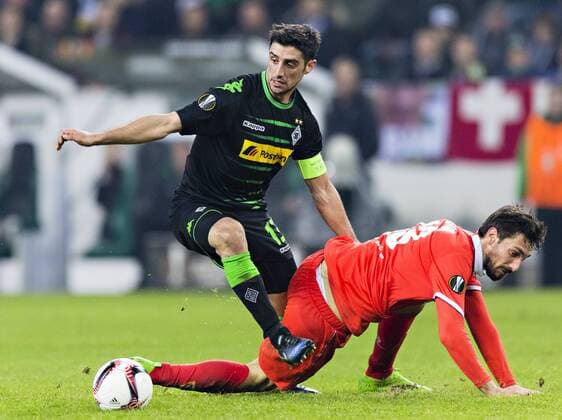 Mönchengladbach, 16.02.2017 Lars Stindl (BMG), Davide Astori (Florenz) Borussia Mönchengladbach vs. AC Florenz