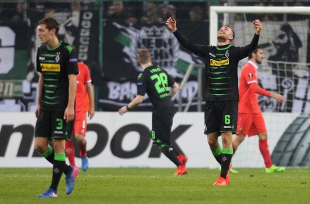 Gladbach, Germany 16.02.2017, Europa League, round of 32, 1st leg, Borussia Moenchengladbach - ACF Fiorentina, Christoph Kramer (Moenchengladbach, R) hebt nach verpasster Torchance die Arme. ( DeFodi512