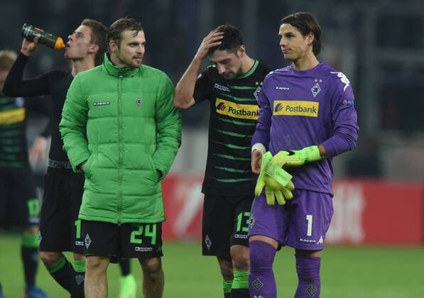 Europaleague: Borussia Mönchengladbach - AC Florenz 16.02.2017. V.l: Thorgan Hazard (halb verd.), Tony Jantschke, Lars Stindl und Tw. Yann Sommer (alle BMG) enttäuscht nach dem Schlußpfiff. HM