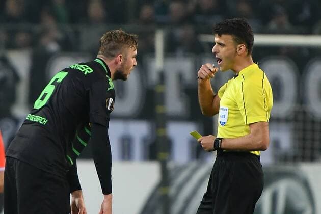 GER, Borussia Mönchengladbach (GER) vs. AC Florenz ( ITA) 16.02.2017, Borussia Park , Moenchengladbach , EL, Sechzehntelfinale, Hinspiel GER, Borussia Mönchengladbach (GER) vs. AC Florenz ( ITA) im Bild: kurz vor Ende des Spiels bekommt Christoph Kramer (Gladbach 6), noch eine gelbe Karte von Jesus Gil Manzano (ESP) (Schiedsrichter, referee, unpateiischer,) Foto © nordphoto Meuter nordphotox xMeuter