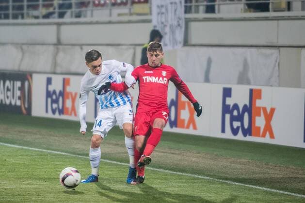 UEFA Europa League 2016-2017, Group E game between FC Astra Giurgiu (ROU) and Genk (BEL) February 2017 February 16, 2017: Leandro Trossard 14 of Genk and Alexandru Stan 77 of FC Astra Giurgiu during the UEFA Europa League 2016-2017, Group E game between FC Astra Giurgiu (ROU) and Genk (BEL) at Marin Anastasovici Stadium, Giurgiu, Romania ROU. Foto: Cronos Catalin Soare