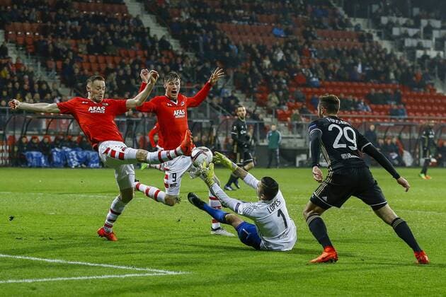 (l-r) Rens van Eijden of AZ Alkmaar, Wout Weghorst of AZ Alkmaar, Anthony Lopes of Olympique Lyon, Lucas Tousart of Olympique Lyonduring the UEFA Europa League round of 32 match between AZ Alkmaar and Olympique Lyonnais on February 16, 2017 at the AFAS stadium in Alkmaar, The Netherlands. AZ v Olympique Lyon UEFA Europa League 2016 2017 xVIxxIVx 7132876