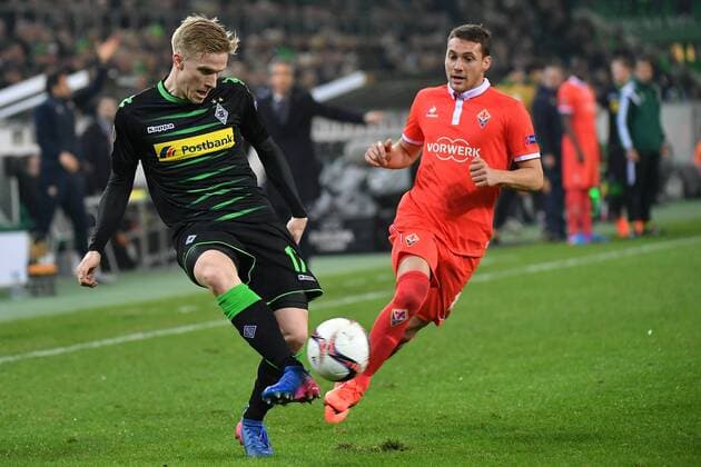 GER, Borussia Mönchengladbach (GER) vs. AC Florenz ( ITA) 16.02.2017, Borussia Park , Moenchengladbach , EL, Sechzehntelfinale, Hinspiel GER, Borussia Mönchengladbach (GER) vs. AC Florenz ( ITA) im Bild: li Oscar Wendt (Gladbach 17), gegen Sebastián Cristóforo (AC Florenz 19) re Foto © nordphoto Meuter nordphotox xMeuter