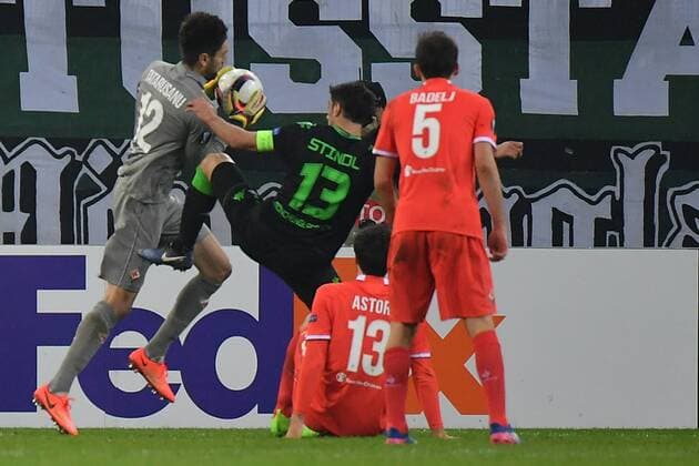 GER, Borussia Mönchengladbach (GER) vs. AC Florenz ( ITA) 16.02.2017, Borussia Park , Moenchengladbach , EL, Sechzehntelfinale, Hinspiel GER, Borussia Mönchengladbach (GER) vs. AC Florenz ( ITA) im Bild: Ciprian Tatarusanu Torwart (AC Florenz 12) hat den Ball und Lars Stindl (Gladbach 13), versucht ihn wegzutreten Foto © nordphoto Meuter nordphotox xMeuter