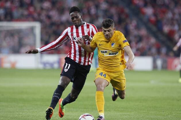 Athletic Bilbao s striker Inaki Williams (L) vies for the ball with Apoel s defender Nicholas Ioannou during their Euro League round of 32 first leg match at San Mames stadium in San Sebastian, Basque Country, Spain, 16 February 2017. ATHLETIC CLUB VS. APOEL !ACHTUNG: NUR REDAKTIONELLE NUTZUNG!  Copyright: xLuisxTejidox PVA001 20170216-636228780137266280