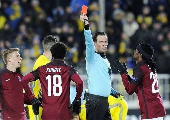 Bilder des Tages - SPORT ROSTOV-ON-DON, RUSSIA - FEBRUARY 16, 2017: AC Sparta Pragueâ€™s Borek Dockal, Tiemoko Konate, chief referee Bas Nijhuis, and AC Sparta Pragueâ€™s Costa Nhamoinesu (L-R) in the 2016-17 UEFA Europa League Round of 32, 1st leg football match between FC Rostov and AC Sparta Prague at Olimp 2 Stadium. FC Rostov won the game 4-0. Valery Matytsin TASS  TS041775