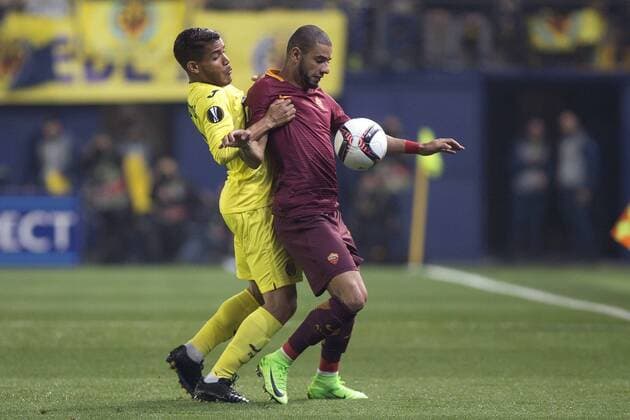 Fußball, EL, FC Villarreal - AS Rom Villarreal s Mexican midfielder Jonathan Dos Santos (L) vies for the ball with As Roma s midfielder Bruno da Silva Peres during their Europa League round of 32 first leg match at La Ceramica stadium in Villarreal, Valencian Community, Spain, 16 February 2017. VILLARREAL VS. AS ROMA !ACHTUNG: NUR REDAKTIONELLE NUTZUNG!  Copyright: xDomenechxCastellóx CVA001 20170216-636228783253794324
