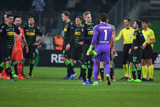GER, Borussia Mönchengladbach (GER) vs. AC Florenz ( ITA) 16.02.2017, Borussia Park , Moenchengladbach , EL, Sechzehntelfinale, Hinspiel GER, Borussia Mönchengladbach (GER) vs. AC Florenz ( ITA) im Bild: nach Ende des Spiel die Gladbacher sehr traurig .. Yann Sommer Torwart (Gladbach 1),, Oscar Wendt (Gladbach 17),Jannik Vestergaard (Gladbach 4), Foto © nordphoto Meuter nordphotox xMeuter