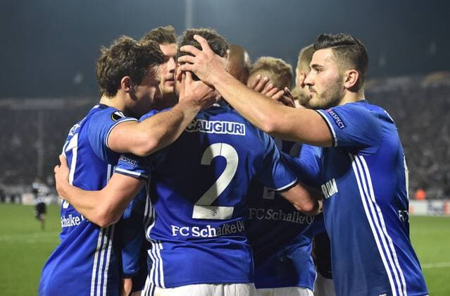 Themen der Woche - Sport Bilder des Tages - SPORT 16.02.2017, Fussball, UEFA Europa League, Saison 2016 2017, Zwischenrunde, PAOK Saloniki - FC Schalke 04, Mannschaft des FC Schalke 04 jubelt
