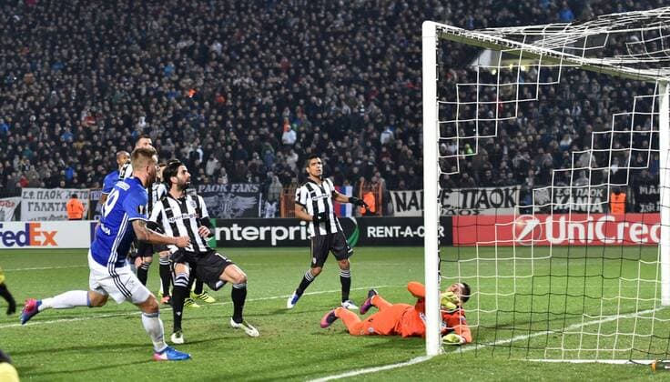 16.02.2017, Fussball, UEFA Europa League, Saison 2016 2017, Zwischenrunde, PAOK Saloniki - FC Schalke 04, Guido BURGSTALLER (FC Schalke 04) schießt den Ball ins Tor