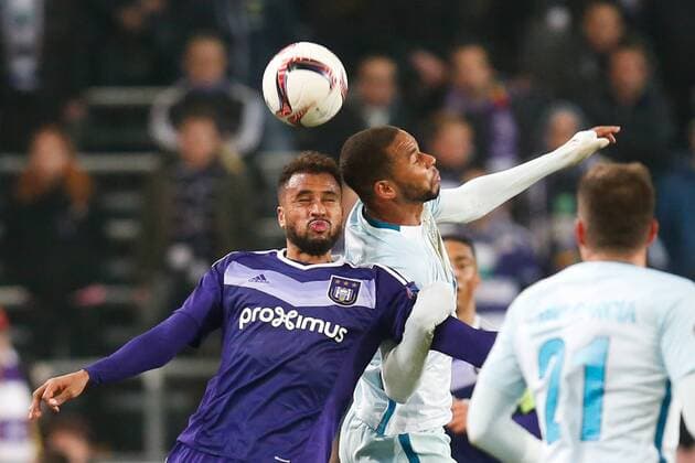 Anderlecht s Isaac Kiese Thelin and Zenit s midfielder s Hernani Azevedo Junior fight for the ball during a game between Belgian soccer team RSC Anderlecht and Russian team FC Zenit, first-leg of the 1 16 finals of the Europa League competition, Thursday 16 February 2017, in Brussels. BRUNOxFAHY  x05049080x