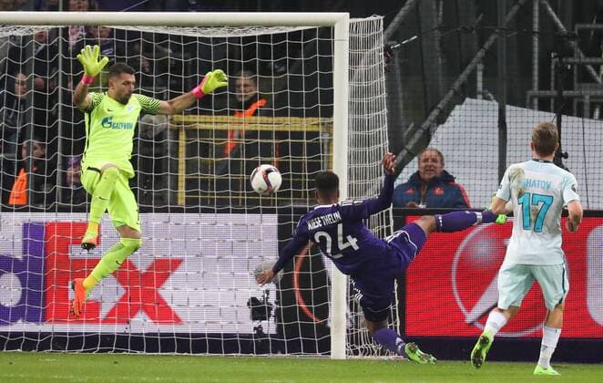 Zenit s goalkeeper s Yuri Lodygin and Anderlecht s Isaac Kiese Thelin fight for the ball during a game between Belgian soccer team RSC Anderlecht and Russian team FC Zenit, first-leg of the 1 16 finals of the Europa League competition, Thursday 16 February 2017, in Brussels. VIRGINIExLEFOUR  x05049084x