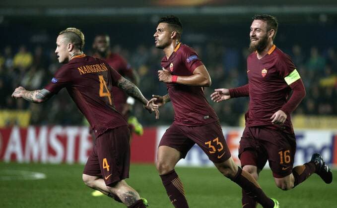 Fußball, EL, FC Villarreal - AS Rom As Roma s Brazilian defender Emerson Palmieri (C) jubilates a goal with his teammates Deniele de Rossi (R) and Radja Nainggolan during their Europa League round of 32 first leg match at La Ceramica stadium in Villarreal, Valencian Community, Spain, 16 February 2017. VILLARREAL VS. AS ROMA !ACHTUNG: NUR REDAKTIONELLE NUTZUNG!  Copyright: xManuelxBruquex CVA001 20170216-636228789801966372