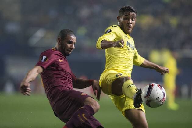Villarreal s Mexican midfielder Jonathan dos Santos (R) vies for the ball with As Roma s Brazilian defender Bruno Peres during their Europa League round of 32 first leg match at La Ceramica stadium in Villarreal, Valencian Community, Spain, 16 February 2017. VILLARREAL VS. AS ROMA !ACHTUNG: NUR REDAKTIONELLE NUTZUNG!  Copyright: xDomenechxCastellox CVA001 20170216-636228790505517352