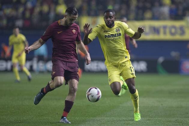 Villarreal s French striker Cedric Bakambu (R) vies for the ball with As Roma s Greek defender Konstantinos Manolas during their Europa League round of 32 first leg match at La Ceramica stadium in Villarreal, Valencian Community, Spain, 16 February 2017. VILLARREAL VS. AS ROMA !ACHTUNG: NUR REDAKTIONELLE NUTZUNG!  Copyright: xDomenechxCastellox CVA001 20170216-636228793142039550