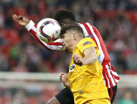Fußball, EL, Athletic Bilbao - APEOL Nikosia Athletic Club Bilbao s Williams (L) vies for the ball with Apoel s Ioannou during the Euro League round of 32 first leg match between Athletic Club and Apoel at San Mames stadium in San Sebastian, Basque Country, Spain, 16 February 2017. ATHLETIC CLUB VS. APOEL !ACHTUNG: NUR REDAKTIONELLE NUTZUNG!  Copyright: xMiguelxTonax PVA001 20170216-636228801823171010
