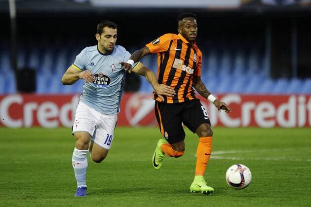 Fußball, EL, Celta de Vigo - Schachtar Donezk February 16, 2017 - Vigo, Pontevedra, Spain - Fred Rodrigues midfielder of Shakhtar Donetsk (8) battles for the ball with Jonny Castro defender of Celta de Vigo (19) during the UEFA Europa League Round of 16 first leg match between Celta de Vigo and Shakhtar Donetsk at Balaidos Stadium on February 16, 2017 in Vigo, Spain. Celta Vigo v Shakhtar Donetsk - UEFA Europa League Round of 32: First Leg  - ZUMAn230 20170216_zaa_n230_282 Copyright: xJosexManuelxAlvarezxReyx