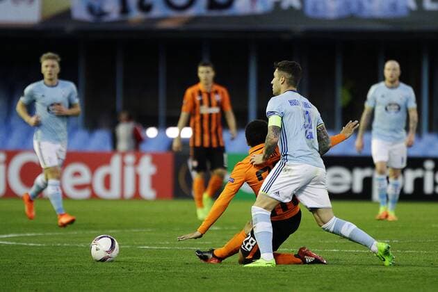 Fußball, EL, Celta de Vigo - Schachtar Donezk February 16, 2017 - Vigo, Pontevedra, Spain - Taison Barcellos midfielder of Shakhtar Donetsk (28) battles for the ball with Hugo Mallo defender of Celta de Vigo (2) during the UEFA Europa League Round of 16 first leg match between Celta de Vigo and Shakhtar Donetsk at Balaidos Stadium on February 16, 2017 in Vigo, Spain. Celta Vigo v Shakhtar Donetsk - UEFA Europa League Round of 32: First Leg  - ZUMAn230 20170216_zaa_n230_285 Copyright: xJosexManuelxAlvarezxReyx
