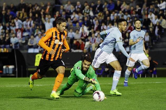 Fußball, EL, Celta de Vigo - Schachtar Donezk February 16, 2017 - Vigo, Pontevedra, Spain - Marlos Romero midfielder of Shakhtar Donetsk (11) battles for the ball with Sergio Alvarez goalkeeper of Celta de Vigo (1) during the UEFA Europa League Round of 16 first leg match between Celta de Vigo and Shakhtar Donetsk at Balaidos Stadium on February 16, 2017 in Vigo, Spain. Celta Vigo v Shakhtar Donetsk - UEFA Europa League Round of 32: First Leg  - ZUMAn230 20170216_zaa_n230_293 Copyright: xJosexManuelxAlvarezxReyx