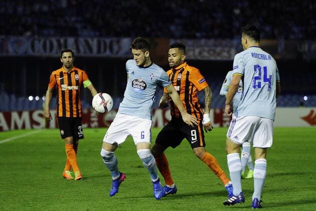 Fußball, EL, Celta de Vigo - Schachtar Donezk February 16, 2017 - Vigo, Pontevedra, Spain - Nemanja Radoja midfielder of Celta de Vigo (6) battles for the ball with Bruno Ferreira Dentinho midfielder of Shakhtar Donetsk (9) during the UEFA Europa League Round of 16 first leg match between Celta de Vigo and Shakhtar Donetsk at Balaidos Stadium on February 16, 2017 in Vigo, Spain. Celta Vigo v Shakhtar Donetsk - UEFA Europa League Round of 32: First Leg  - ZUMAn230 20170216_zaa_n230_301 Copyright: xJosexManuelxAlvarezxReyx