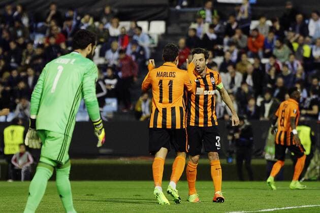 Fußball, EL, Celta de Vigo - Schachtar Donezk February 16, 2017 - Vigo, Pontevedra, Spain - Marlos Romero midfielder of Shakhtar Donetsk (11) and Darijo Srna defender of Shakhtar Donetsk (33) celebrates a goal during the UEFA Europa League Round of 16 first leg match between Celta de Vigo and Shakhtar Donetsk at Balaidos Stadium on February 16, 2017 in Vigo, Spain. Celta Vigo v Shakhtar Donetsk - UEFA Europa League Round of 32: First Leg  - ZUMAn230 20170216_zaa_n230_294 Copyright: xJosexManuelxAlvarezxReyx
