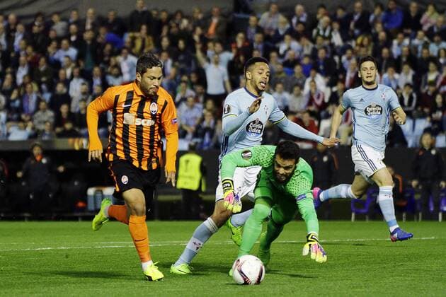 Fußball, EL, Celta de Vigo - Schachtar Donezk February 16, 2017 - Vigo, Pontevedra, Spain - Marlos Romero midfielder of Shakhtar Donetsk (11) battles for the ball with Sergio Alvarez goalkeeper of Celta de Vigo (1) during the UEFA Europa League Round of 16 first leg match between Celta de Vigo and Shakhtar Donetsk at Balaidos Stadium on February 16, 2017 in Vigo, Spain. Celta Vigo v Shakhtar Donetsk - UEFA Europa League Round of 32: First Leg  - ZUMAn230 20170216_zaa_n230_286 Copyright: xJosexManuelxAlvarezxReyx