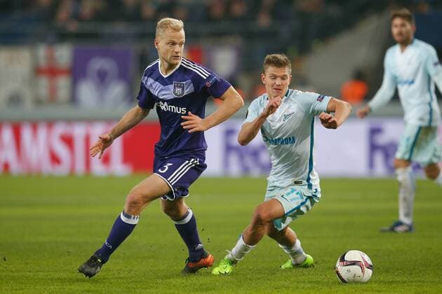 Anderlecht s Olivier Deschacht and Zenit s midfielder s Oleg Shatov fight for the ball during a game between Belgian soccer team RSC Anderlecht and Russian team FC Zenit, first-leg of the 1 16 finals of the Europa League competition, Thursday 16 February 2017, in Brussels. BRUNOxFAHY  x05049106x