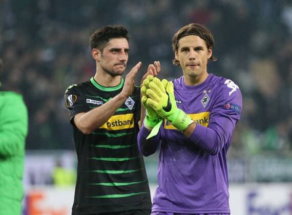 Europa-League : Borussia Mönchengladbach--AC Florenz Lars Stindl und Yann Sommer (BMG) bedanken sich bei den Zuschauern für die Unterstützung. Europa-League : Borussia Mönchengladbach--AC Florenz