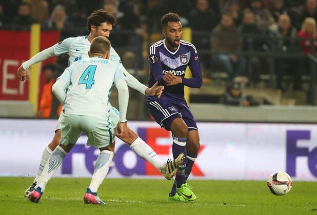 Zenit s defender Domenico Criscito and Anderlecht s Isaac Kiese Thelin fight for the ball during a game between Belgian soccer team RSC Anderlecht and Russian team FC Zenit, first-leg of the 1 16 finals of the Europa League competition, Thursday 16 February 2017, in Brussels. VIRGINIExLEFOUR  x05049117x