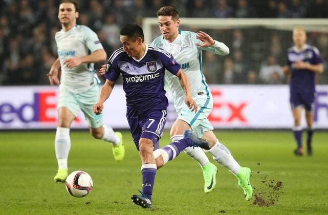 Anderlecht s Ivan Obradovic and Zenit s Javi Garcia fight for the ball during a game between Belgian soccer team RSC Anderlecht and Russian team FC Zenit, first-leg of the 1 16 finals of the Europa League competition, Thursday 16 February 2017, in Brussels. VIRGINIExLEFOUR  x05049129x