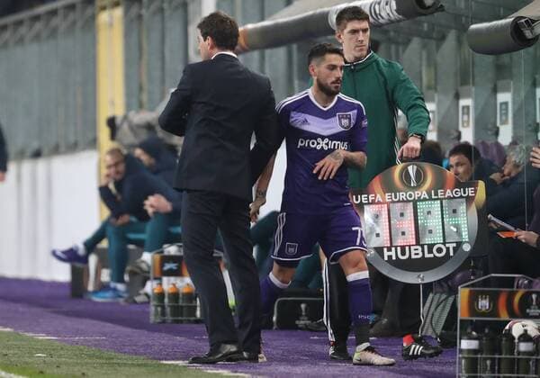 Anderlecht s head coach Rene Weiler and Anderlecht s Nicolae-Claudiu Stanciu pictured during a game between Belgian soccer team RSC Anderlecht and Russian team FC Zenit, first-leg of the 1 16 finals of the Europa League competition, Thursday 16 February 2017, in Brussels. VIRGINIExLEFOUR  x05049131x