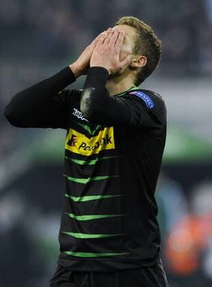 Fussball, UEFA Europe League, Herren, Saison 2016 2017, Borussia Park: Bor. Mönchengladbach (schwarz) - AC Florenz (rot) 0:1; Thorgan Hazard (Gladbach) enttäuscht. Enttäuschung, Frust, Aktion, Einzelbild.
