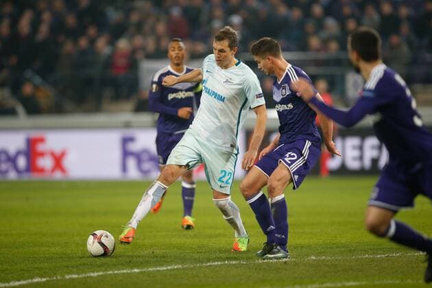 Zenit s forward s Artem Dzyuba and Anderlecht s Leander Dendoncker fight for the ball during a game between Belgian soccer team RSC Anderlecht and Russian team FC Zenit, first-leg of the 1 16 finals of the Europa League competition, Thursday 16 February 2017, in Brussels. BRUNOxFAHY  x05049137x